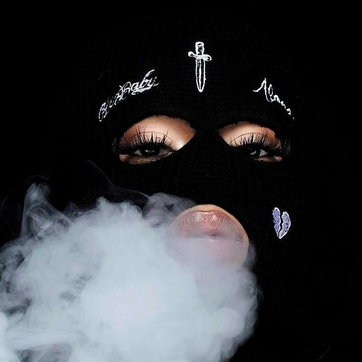 Disposable vapes Los Angeles customer using high-quality vape hardware